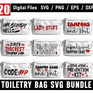 Könnte beinhalten: Eine Sammlung weißer Kosmetiktaschen mit roten und schwarzen Aufschriften wie "Oh Bloody Hello" und "Crime Scene Prevention Kit". Das Bild enthält auch den Text "20 Digital Files SVG/PNG/EPS/DXF" und "Toiletry Bag SVG Bundle."