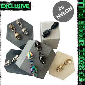 Puede incluir: Cinco tiradores de cremallera diferentes con diseños de calavera 3D. Los tiradores están hechos de metal y vienen en una variedad de colores, incluyendo plata, oro, negro y arcoíris. Los tiradores están etiquetados como "#5 NYLON" y "3D SKULL ZIPPER PULL".