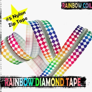 Könnte beinhalten: Regenbogen-Diamant-Reißverschlussband in einem karierten Muster mit weißem Hintergrund. Das Band ist aus #5 Nylon und in verschiedenen Farben erhältlich. Das Band ist in einer Spule dargestellt.