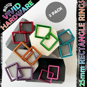 Peut inclure: Deux paquets de bagues rectangulaires de 25 mm en couleurs assorties, y compris rouge, orange, vert, violet et bleu. Les bagues sont en métal et sont présentées sur un fond gris avec le texte "VIVID HARDWARE" et "2 PACK" visible.