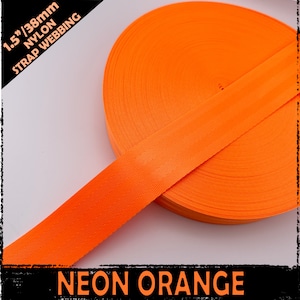 Puede incluir: Un rollo de cinta de nylon naranja neón de 1,5 pulgadas (38 mm) de ancho. 1,5"/38mm Cinta de Nylon. NARANJA NEÓN
