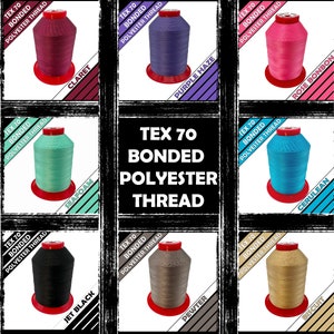 以下が含まれることがあります： クラレット、パープルヘイズ、ローズボンボン、シーフォーム、セルリアン、ジェットブラック、ピューター、ビスケットなど、さまざまな色のTex 70ボンデッドポリエステル糸の糸巻き9個