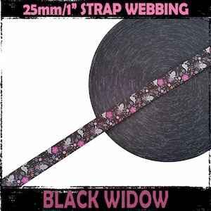 Puede incluir: Cinta de sujeción de 25 mm/1" con estampado negro y rosa con el texto "Black Widow" sobre un fondo negro.