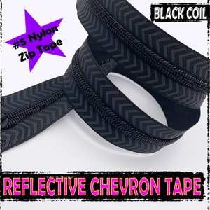Puede incluir: Cinta de cremallera de espiral de nylon negro n.º 5 con un patrón de chevron reflectante. La cinta tiene 1,5 cm de ancho y está disponible en varias longitudes.