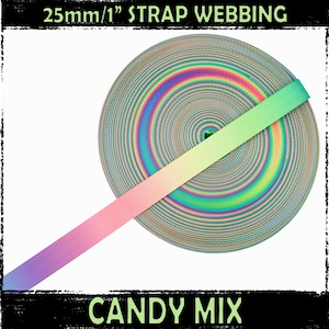 Puede incluir: Un rollo de cinta de sujeción de arcoíris iridiscente de 25 mm (1 pulgada) de ancho con un efecto de degradado de color. La cinta está enrollada y una sección está desenrollada para mostrar el degradado de color de morado a verde. El texto "CANDY MIX" está impreso debajo del rollo de cinta.