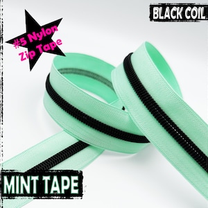 Puede incluir: Primer plano de una cinta de cremallera de nylon n.º 5 de color verde menta con una cremallera de espiral negra. El texto "BLACK COIL" y "MINT TAPE" es visible en la imagen.