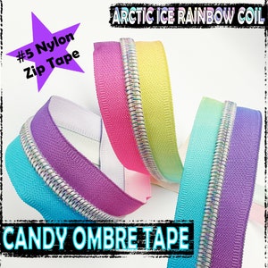 Puede incluir: Primer plano de cuatro cintas de cremallera de nylon n.º 5 con efecto degradado arcoíris. Los colores son azul claro, morado, amarillo y blanco. Las cintas de cremallera están etiquetadas como "Candy Ombre Tape" y "Arctic Ice Rainbow Coil".