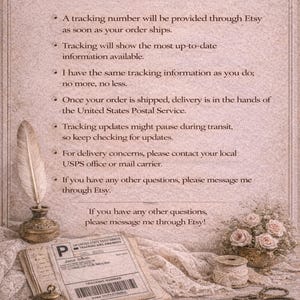 K&ouml;nnte beinhalten: Ein Bild im Vintage-Stil mit dem Text "Shipping Information" oben. Das Bild enth&auml;lt eine Feder, einen Stapel Papiere mit einem Versandetikett, eine kleine dekorative Schachtel, eine Garnrolle, eine Schere und einen Rosenstrau&szlig;. Der Text enth&auml;lt Details zur Sendungsverfolgung.