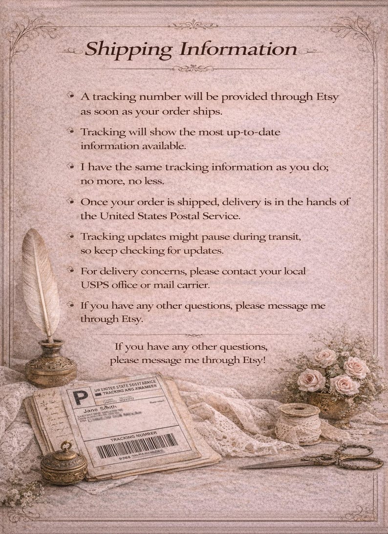 K&ouml;nnte beinhalten: Ein Bild im Vintage-Stil mit dem Text "Shipping Information" oben. Das Bild enth&auml;lt eine Feder, einen Stapel Papiere mit einem Versandetikett, eine kleine dekorative Schachtel, eine Garnrolle, eine Schere und einen Rosenstrau&szlig;. Der Text enth&auml;lt Details zur Sendungsverfolgung.