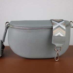 Leder Umhängetasche für Frauen Hellgrau mit Silber Reißverschluss, Bauchtasche mit Riemen, Echtleder Schultertasche, Geschenk für Sie Option-7