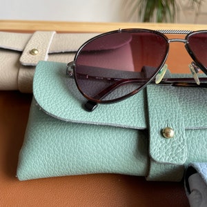 Leder Brillen und Sonnenbrillenhalter für Damen, minimalistisches Brillenetui für Sie, personalisierter weicher Brillenhalter, Geschenk zum Muttertag Bild 6
