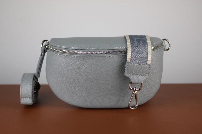 Leder Umhängetasche für Frauen Hellgrau mit Silber Reißverschluss, Bauchtasche mit Riemen, Echtleder Schultertasche, Geschenk für Sie Option-2