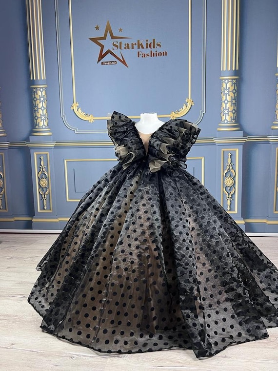 Black and gold princess dress 2025