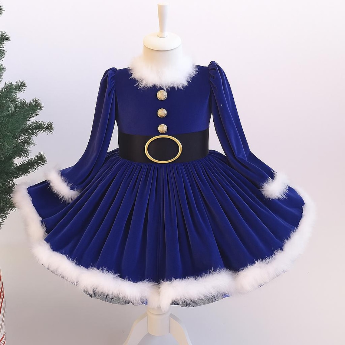 dresses knee length semi formal Knee-Length Semi-Formal Short-Sleeve Dress Size (US):7 BFCM25-20 Black Coat White Shoes