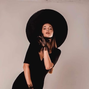 仮装パーティーの写真撮影に最適な黒のつば広帽子 | 女性用クリスマスパーティー用仮装帽子とヘッドピース