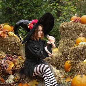 Sombrero de bruja de terciopelo hecho a mano con flores: disfraz gótico de Halloween, sombrero wiccan encantado, sombrero de bruja negro puntiagudo, accesorio de cosplay.
