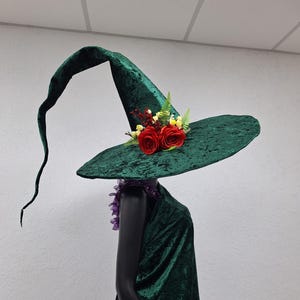 Sombrero de bruja de Halloween: Sombrero puntiagudo de terciopelo verde, estilo gótico para cosplay, hecho a mano, con flores, estilo wicca.