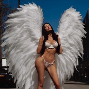 Grandes alas de ángel blancas para adultos, disfraz llamativo para sesión de fotos callejera, disfraz de alas blancas para adultos, alas de plumas realistas.