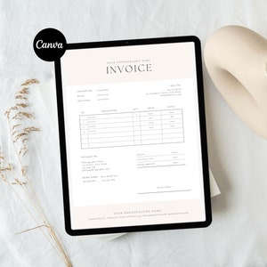 Puede incluir: Una plantilla de factura digital en la pantalla de una tableta. La factura es para servicios de fotograf&iacute;a e incluye campos para el n&uacute;mero de factura, la fecha, la fecha de vencimiento, la descripci&oacute;n, la cantidad, el precio y el total. La factura tambi&eacute;n incluye la informaci&oacute;n de contacto del fot&oacute;grafo y del cliente.