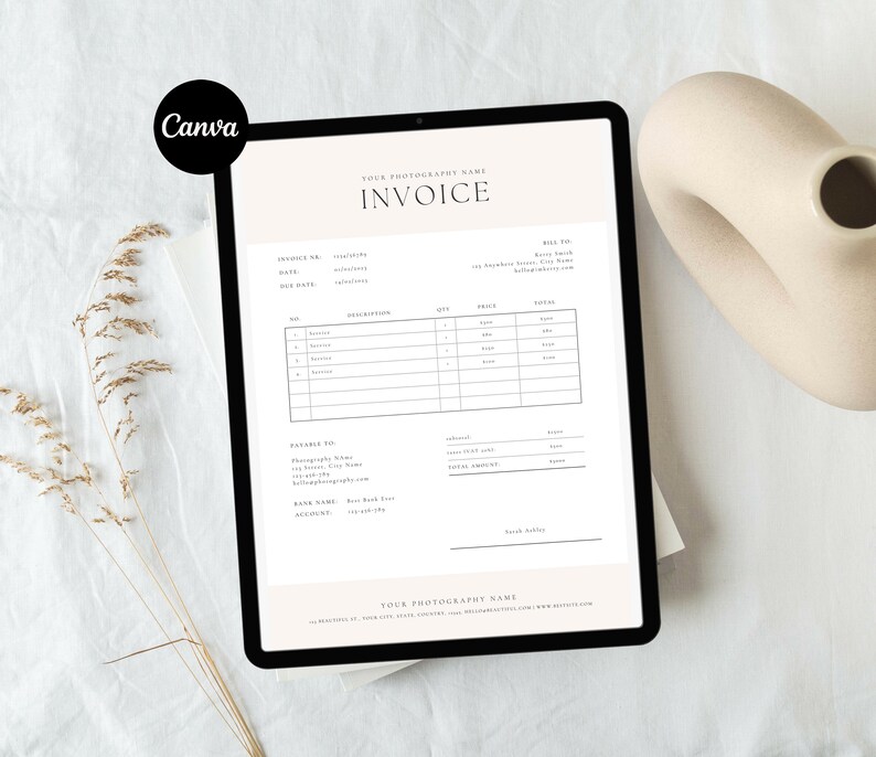Puede incluir: Una plantilla de factura digital en la pantalla de una tableta. La factura es para servicios de fotograf&iacute;a e incluye campos para el n&uacute;mero de factura, la fecha, la fecha de vencimiento, la descripci&oacute;n, la cantidad, el precio y el total. La factura tambi&eacute;n incluye la informaci&oacute;n de contacto del fot&oacute;grafo y del cliente.