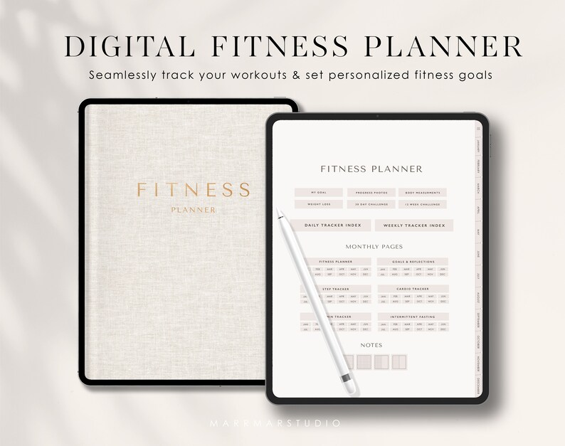 Puede incluir: Un planificador de fitness digital en la pantalla de una tableta. El planificador tiene secciones para el seguimiento diario y semanal, p&aacute;ginas mensuales y notas. El texto en la pantalla dice "Fitness Planner".