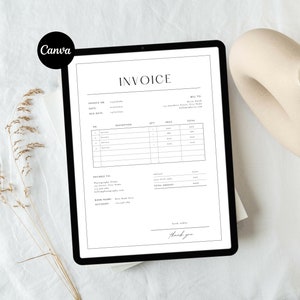 Pu&ograve; includere: Un modello di fattura in bianco e nero sullo schermo di un tablet. La fattura include campi per il numero di fattura, la data, la data di scadenza, la descrizione, la quantit&agrave;, il prezzo e il totale. La fattura include anche una sezione per le informazioni di pagamento, inclusi il nome, l'indirizzo, il nome della banca e il numero di conto del beneficiario. La fattura termina con un messaggio di ringraziamento.