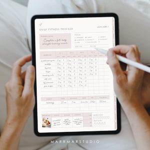 Puede incluir: Un rastreador de fitness digital con un registro de entrenamiento diario, que incluye ejercicios de fuerza, cardio y consumo de agua. El rastreador est&aacute; abierto en la p&aacute;gina "1 de enero" y muestra un plan de entrenamiento para el d&iacute;a.