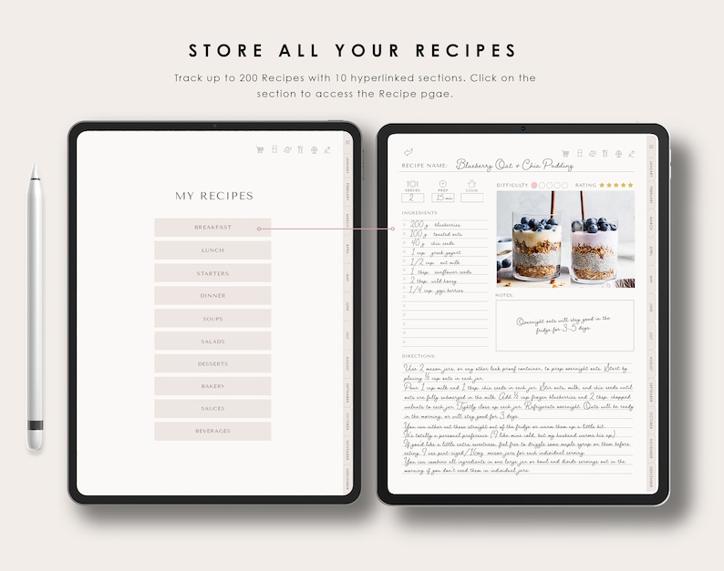 Pu&ograve; includere: Un tablet digitale che mostra un'app per la pianificazione delle ricette con una ricetta per il budino di mirtilli, avena e semi di chia. L'app ha una sezione per "Le mie ricette" con categorie per colazione, pranzo, antipasti, cena, zuppe, insalate, dessert, panetteria, salse e bevande. La ricetta include ingredienti, istruzioni e note.