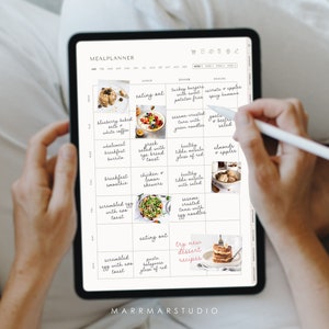 Puede incluir: Una tableta digital que muestra un planificador de comidas semanal con una lista manuscrita de comidas y refrigerios. El planificador incluye una secci&oacute;n para "comer fuera" y "probar nuevas recetas de postres".