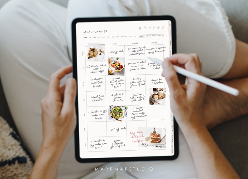 Puede incluir: Una tableta digital que muestra un planificador de comidas semanal con una lista manuscrita de comidas y refrigerios. El planificador incluye una secci&oacute;n para "comer fuera" y "probar nuevas recetas de postres".