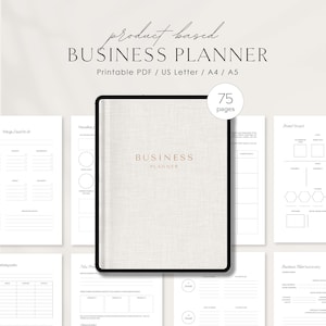 Peut inclure: Un planificateur d'affaires avec une couverture texturée en lin et les mots "BUSINESS PLANNER" en lettres dorées. Le planificateur est entouré de diverses pages de planification, dont une page "Things I want to do" et une page "Brand Board". Le planificateur compte 75 pages.
