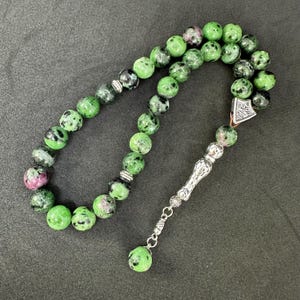 Echte Rubin Zoisit Tasbih, Anyolite Gebetskette, Fülle Stein Misbaha, Authentischer Islamischer Rosenkranz, Handgefertigte Sorgen Perlen, 33 Perlen.
