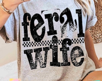 Esposa salvaje PNG Esposa divertida PNG Esposa sarcástica y descarada PNG Camisa de esposa moderna Diseño retro Regalo para esposa Retro a cuadros PNG Desgastado ORIGINAL