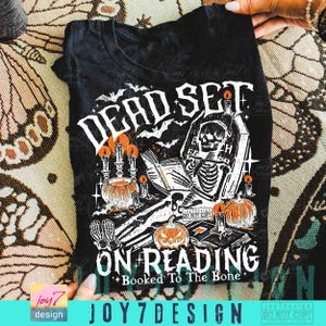 Divertente libro "Dead On Reading Skeleton Halloween PNG" Umorismo spettrale e libresco di Halloween ORIGINALE (download digitale) immagine 3