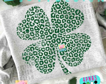 Könnte beinhalten: Ein hellgraues Sweatshirt mit einem großen vierblättrigen Kleeblatt-Design. Das Kleeblatt ist mit einem grünen Leopardenmuster gefüllt. Der Text "JOY7DESIGN" ist unten im Bild zu sehen.