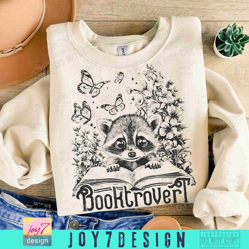 Booktrovert Mapache Divertido PNG Mapache Apasionado de los Libros Linda Flor Amante de los Libros PNG Camiseta de Lectores PNG Libro Divertido PNG Leer Libros Retro Booktok ORIGINAL imagen 6