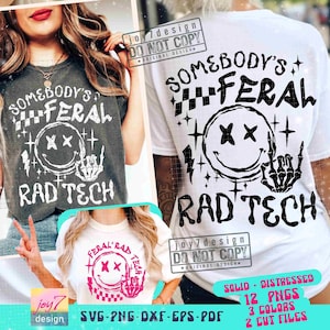 Puede incluir: Una camiseta blanca con texto negro que dice "Somebody's Feral Rad Tech" con una cara sonriente y una mano de esqueleto. El texto está en una fuente desgastada. La camiseta la lleva puesta una persona. La imagen también incluye una maqueta del diseño en una camiseta negra.