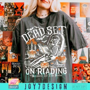Divertente libro "Dead On Reading Skeleton Halloween PNG" Umorismo spettrale e libresco di Halloween ORIGINALE (download digitale) immagine 5