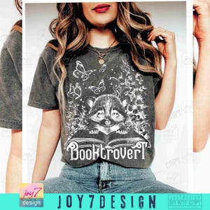 Booktrovert Mapache Divertido PNG Mapache Apasionado de los Libros Linda Flor Amante de los Libros PNG Camiseta de Lectores PNG Libro Divertido PNG Leer Libros Retro Booktok ORIGINAL imagen 3