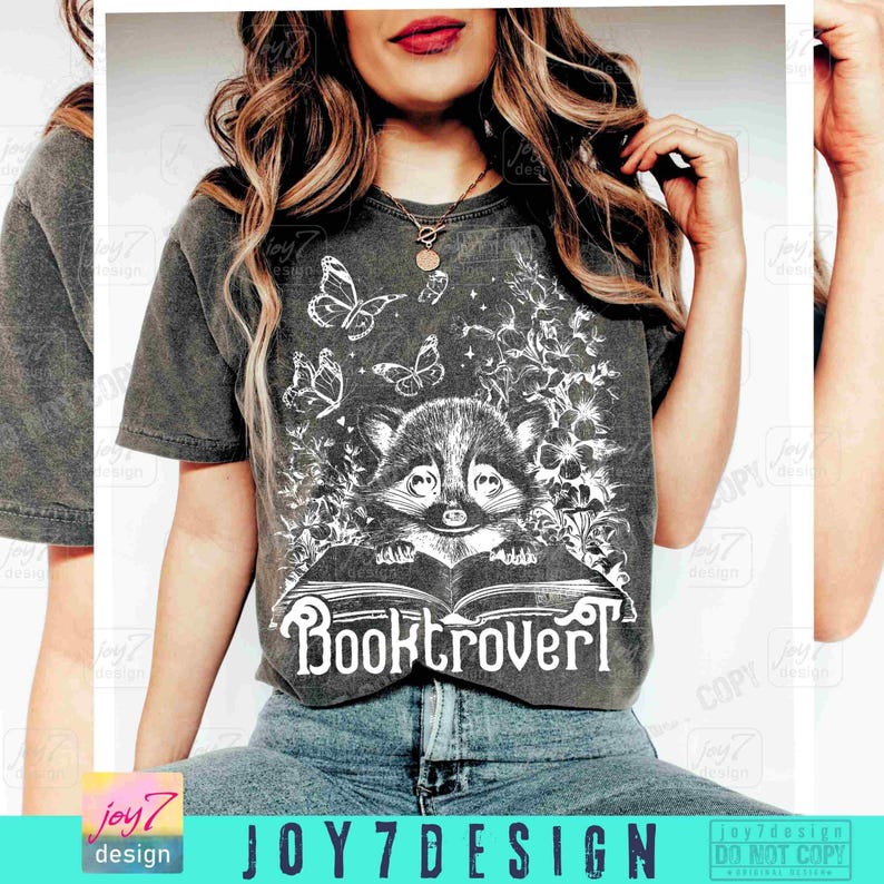Booktrovert Mapache Divertido PNG Mapache Apasionado de los Libros Linda Flor Amante de los Libros PNG Camiseta de Lectores PNG Libro Divertido PNG Leer Libros Retro Booktok ORIGINAL imagen 3