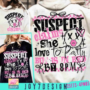 Op de afbeelding: Zwart en roze grafisch ontwerp met de tekst "SUSPECT claims she love to party BUT IS IN BED BY 8PM" op een roze en zwarte geruite achtergrond.