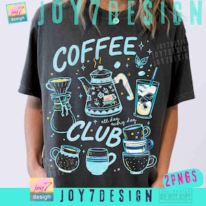 Puede incluir: Camiseta gris oscuro con un gr&aacute;fico azul claro que dice "COFFEE CLUB" con ilustraciones relacionadas con el caf&eacute;. El dise&ntilde;o incluye una cafetera, tazas y un vaso de caf&eacute; helado. La camiseta tambi&eacute;n tiene el texto "all day, every day".