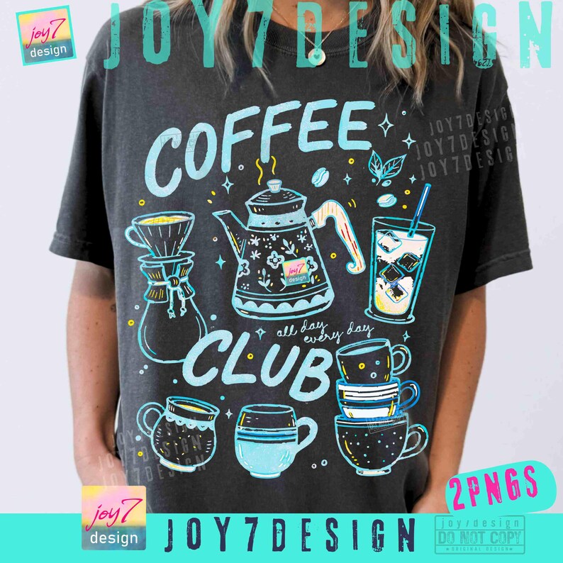 Puede incluir: Camiseta gris oscuro con un gr&aacute;fico azul claro que dice "COFFEE CLUB" con ilustraciones relacionadas con el caf&eacute;. El dise&ntilde;o incluye una cafetera, tazas y un vaso de caf&eacute; helado. La camiseta tambi&eacute;n tiene el texto "all day, every day".