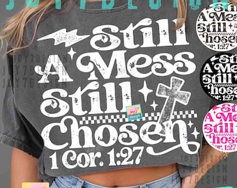 Może przedstawiać: Ciemnoszara koszulka z białym napisem "Still A Mess Still Chosen 1 Cor. 1:27". Projekt zawiera krzyż, gwiazdy i wzór w szachownicę. Dodatkowe elementy projektu są widoczne w prawym górnym rogu.