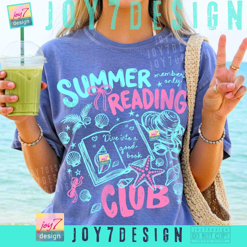 Peut inclure: T-shirt bleu avec un motif graphique rose et turquoise. Le motif comprend les mots "Summer Reading Club", des coquillages, un livre et une &eacute;toile de mer. Le texte "Dive into a good book" est &eacute;galement pr&eacute;sent.