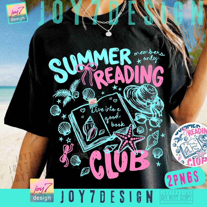 Peut inclure: T-shirt noir avec un motif turquoise et rose indiquant "Summer Reading Club". Le motif comprend un livre, des coquillages, une &eacute;toile de mer et un chapeau de soleil. Le texte "Dive into a good book" est &eacute;galement pr&eacute;sent.
