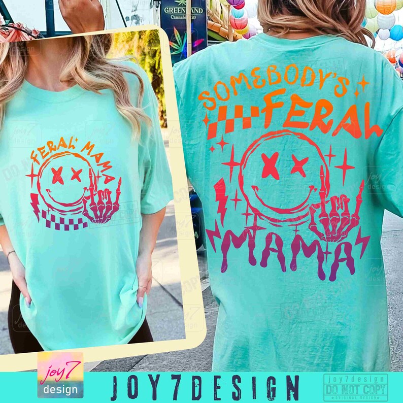 K&ouml;nnte beinhalten: Ein t&uuml;rkisfarbenes T-Shirt mit einem grafischen Design eines Smiley-Gesichts mit gekreuzten Augen und einer Skeletthand, die den Mittelfinger zeigt. Der Text "Feral Mama" befindet sich &uuml;ber dem Smiley-Gesicht und der Text "Somebody's Feral Mama" befindet sich unter dem Smiley-Gesicht.
