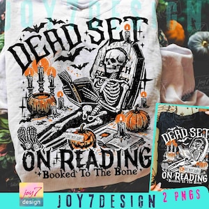 Puede incluir: Una sudadera blanca con un diseño de Halloween. El diseño presenta un esqueleto leyendo en un ataúd, rodeado de calabazas, velas y murciélagos. El texto dice "DEAD SET ON READING" y "Booked To The Bone".