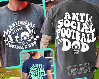 以下が含まれることがあります： 白いグラフィックデザインが施されたグレーのTシャツ。デザインには「Anti-Social Football Dad」の文字と、フットボールのヘルメットと稲妻が描かれています。デザインはレトロなスタイルのフォントです。