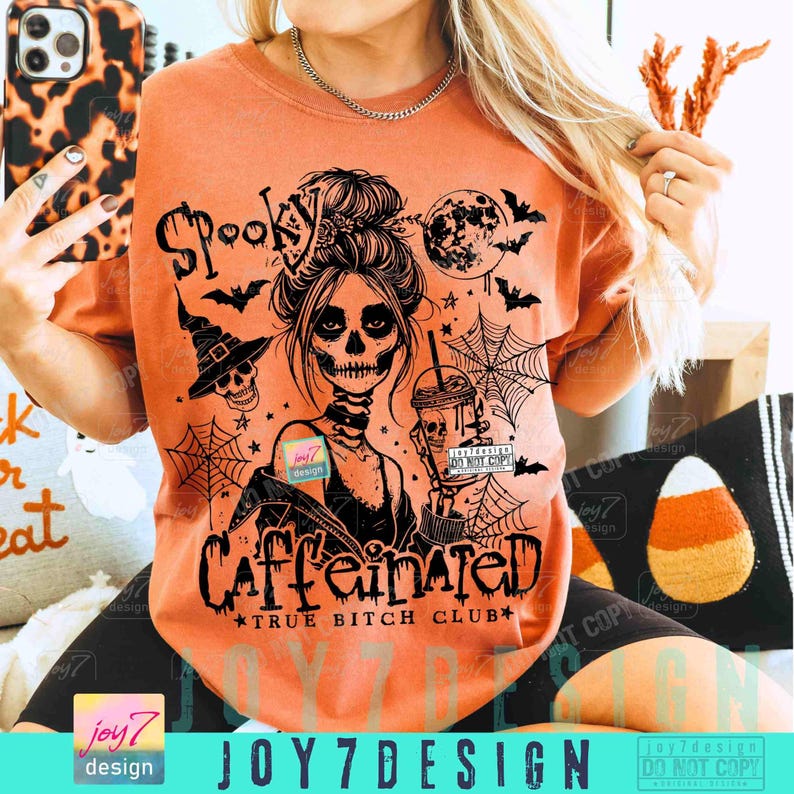 Spooky Caffeinated True B*tch Club Snarky Halloween PNG Divertente Scheletro Halloween Messy Bun Witchy Png Spooky Mom Coffee Fall design ORIGINALE immagine 4